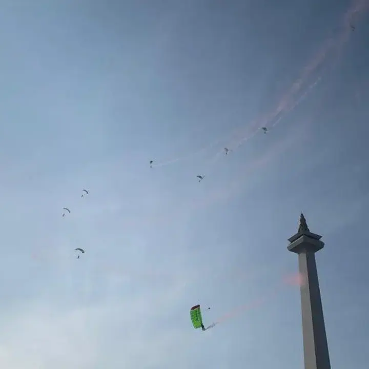 20 Penerjun Kopasus dan Kopasga Meriahkan Merdeka Run 2026 di Langit Monas