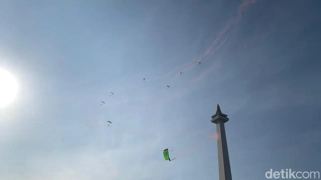 20 Penerjun Kopasus dan Kopasga Meriahkan Merdeka Run 2026 di Langit Monas