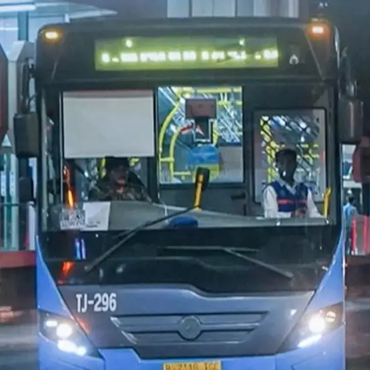 Aksi di Depan DPR Tutup Gatot Subroto, Rute TransJ Koridor 9 Dialihkan