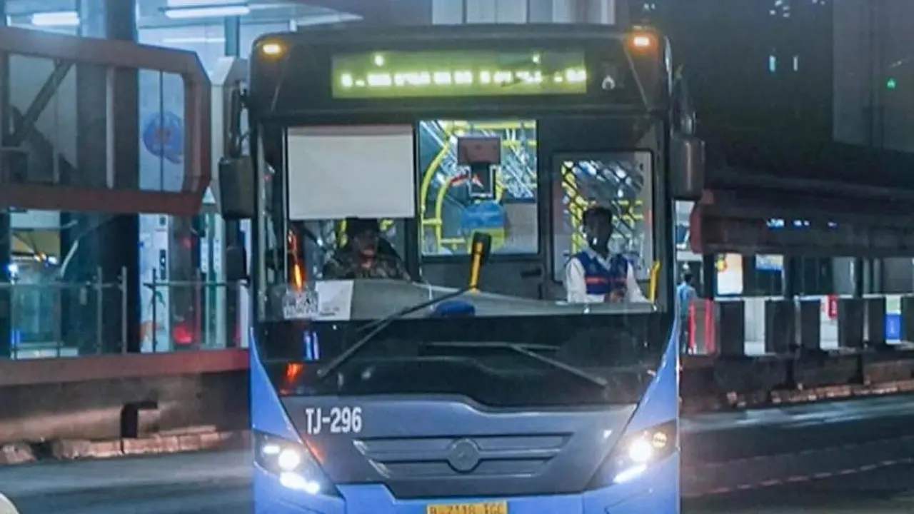 Aksi di Depan DPR Tutup Gatot Subroto, Rute TransJ Koridor 9 Dialihkan