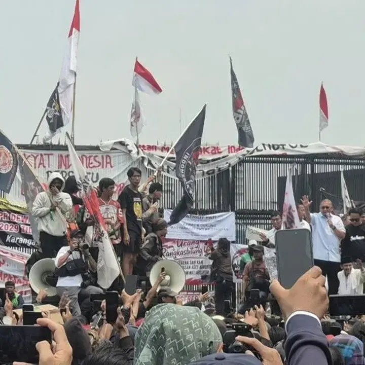 Anggota DPR Temui Massa AMPB di Depan Gedung DPR, Bahas RUU Perampasan Aset