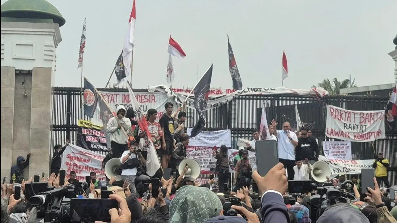 Anggota DPR Temui Massa AMPB di Depan Gedung DPR, Bahas RUU Perampasan Aset