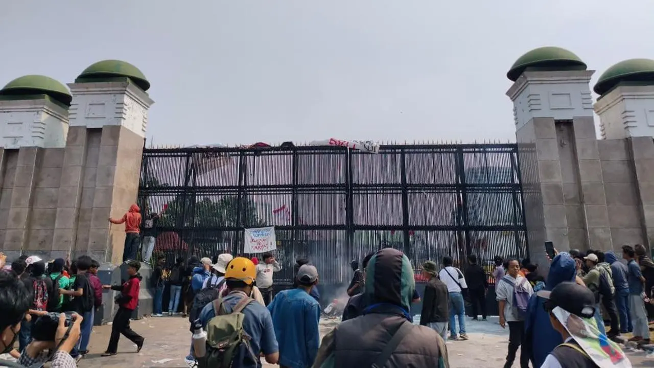 Aspirasi Warga Pati Tersampaikan, Massa AMPB Bubar Tertib dari Gedung DPR