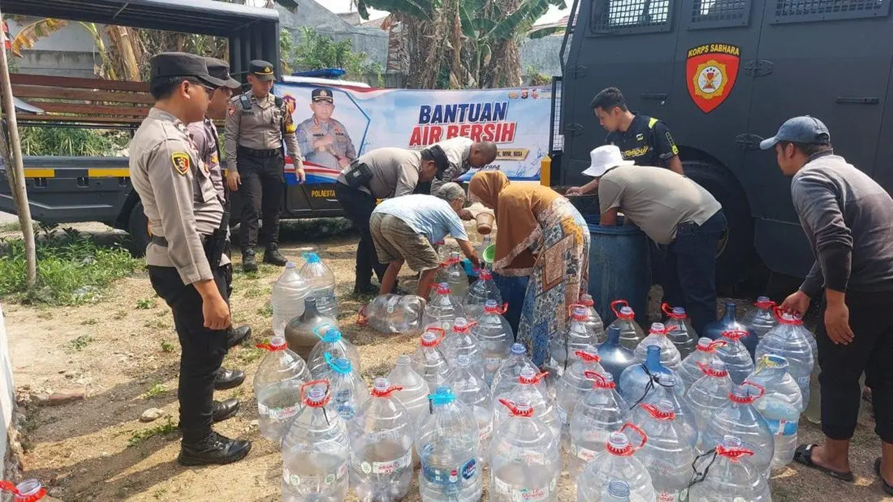 Atasi Kekeringan Bantar Panjang, Polisi Distribusikan Air Bersih