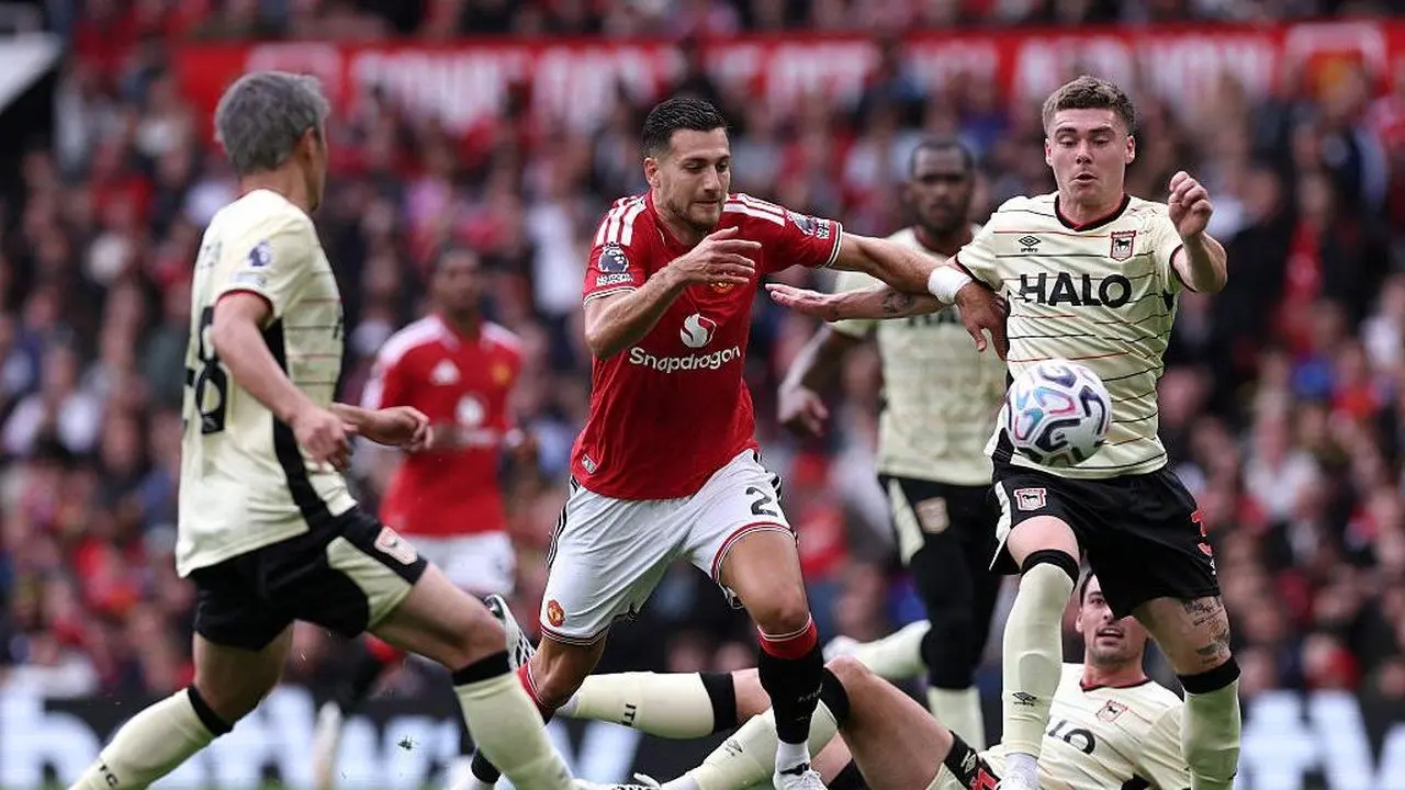 Babak Pertama MU vs Ipswich: Skor Imbang 1-1, Momen Dramatis Fernandes