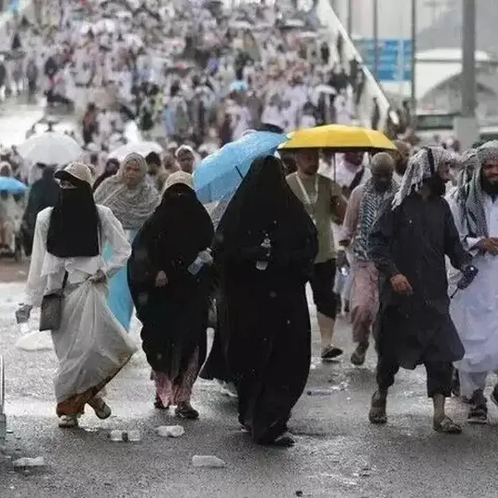 Badai Petir Sambangi Arab Saudi, Menara Abraj Al-Bait Tersambar Kilat
