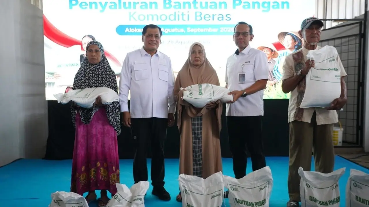 BULOG dan DPR Pastikan Bantuan Pangan Beras Tiba di Tangan Warga Makassar