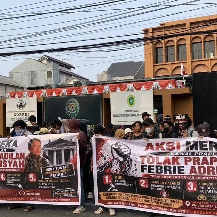 Demonstran Desak Hakim Tolak Praperadilan Febrie Adriansyah di PN Jaksel