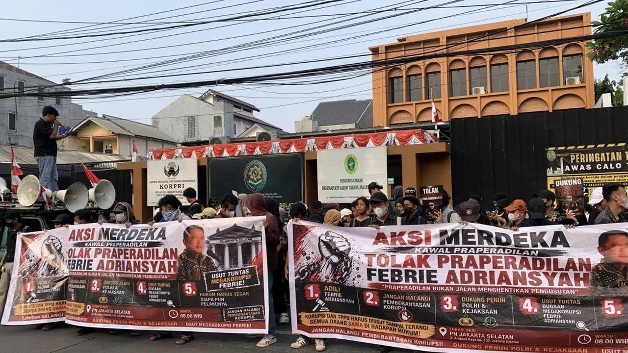 Demonstran Desak Hakim Tolak Praperadilan Febrie Adriansyah di PN Jaksel