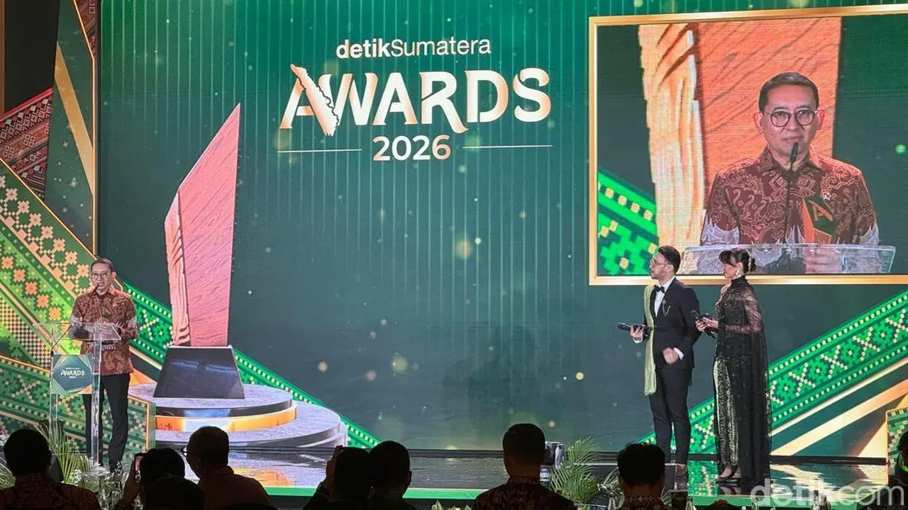 Fadli Zon Terima Penghargaan Penjaga Pusaka Sumatera