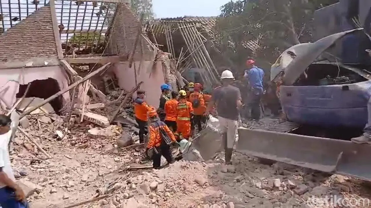 Gedung Tua Hogwan di Brebes Runtuh, Tiga Nyawa Melayang