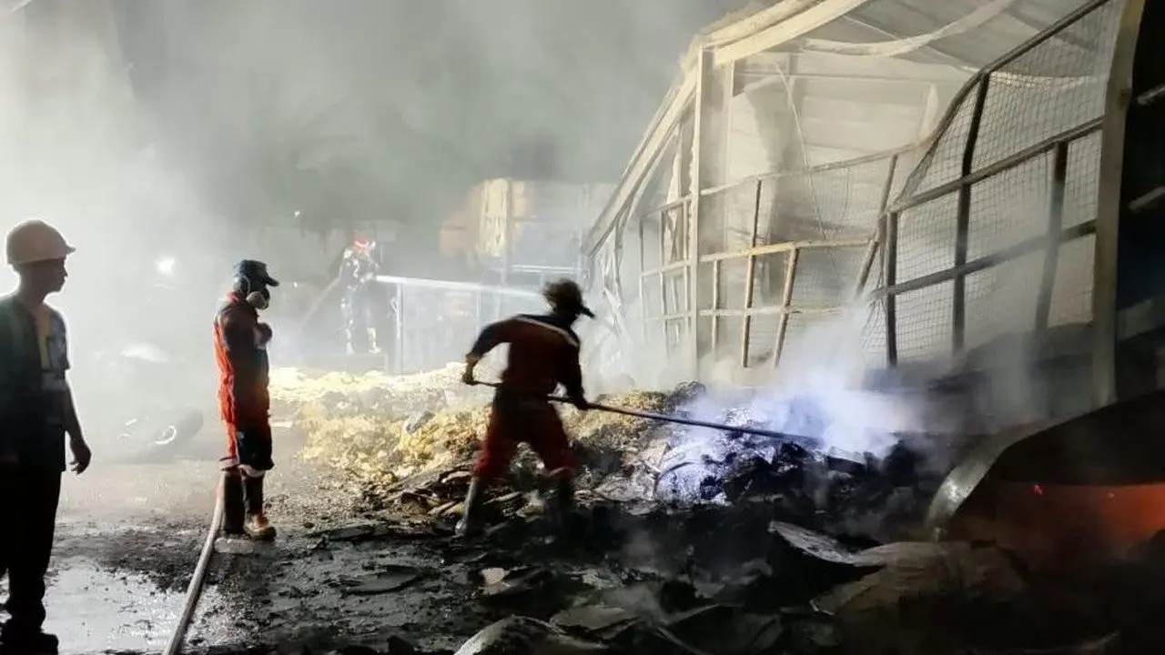 Gudang Kardus Bekas Picu Kebakaran di Pabrik Mi Instan Bekasi