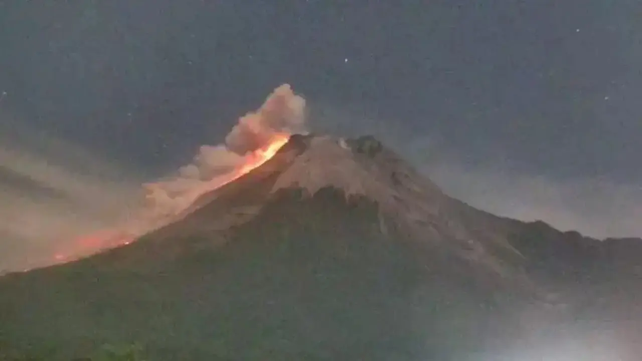 Gunung Merapi Kembali Luncurkan Awan Panas Guguran Sejauh 2 Km