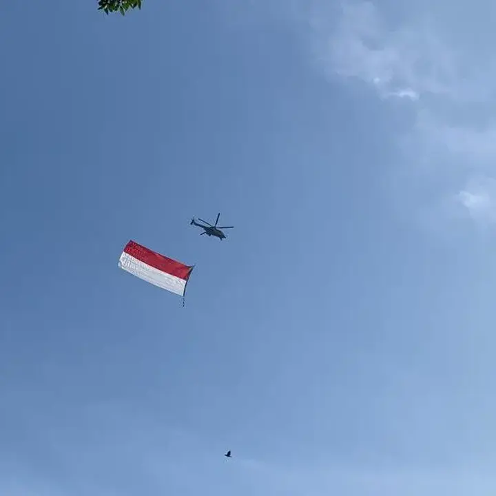 Helikopter Kibarkan Bendera Merah Putih Meriahkan Merdeka Run di Istana