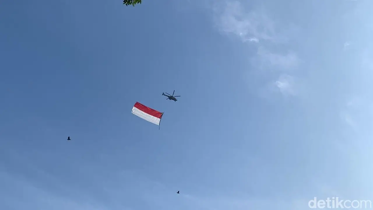 Helikopter Kibarkan Bendera Merah Putih Meriahkan Merdeka Run di Istana