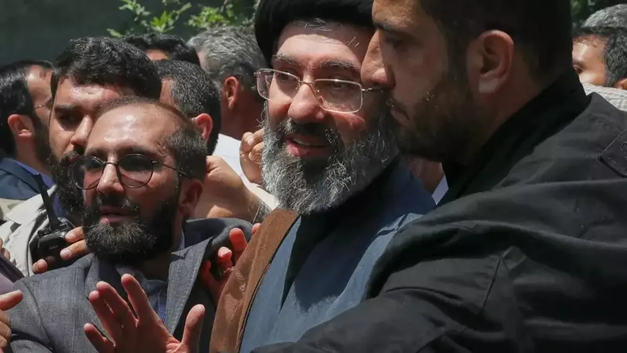 Iran Terjepit Sanksi AS, Khamenei Ajak Tinggalkan Dolar