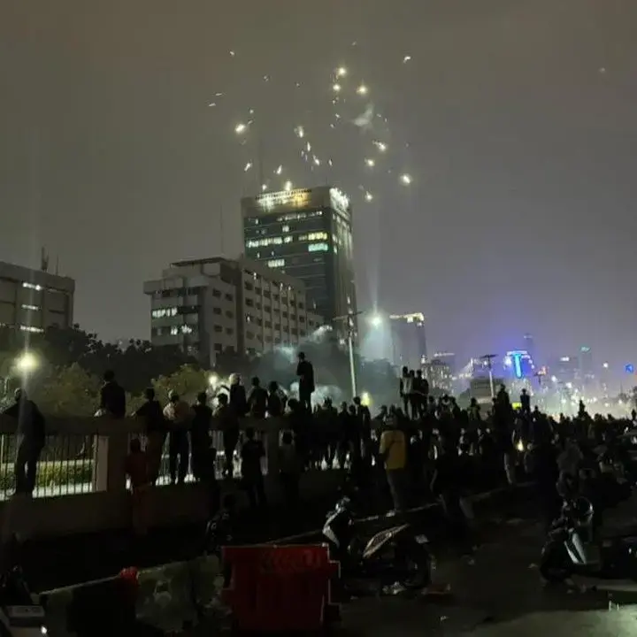 Jalan Depan Gedung DPR Tetap Ditutup Malam Ini Akibat Massa Bertahan