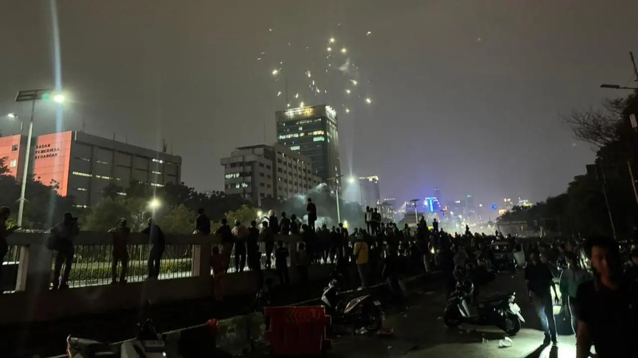 Jalan Depan Gedung DPR Tetap Ditutup Malam Ini Akibat Massa Bertahan