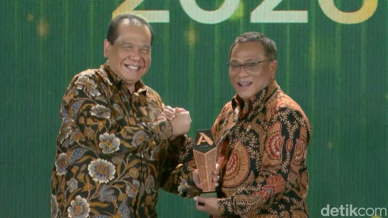 Jumhur Hidayat Terima Penghargaan Bergengsi Atas Kontribusinya di Bidang Lingkungan