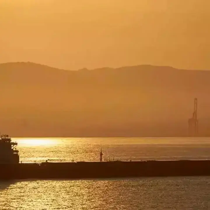 Kapal Tanker Diserang Proyektil Misterius di Selat Hormuz, Api Melalap Kapal