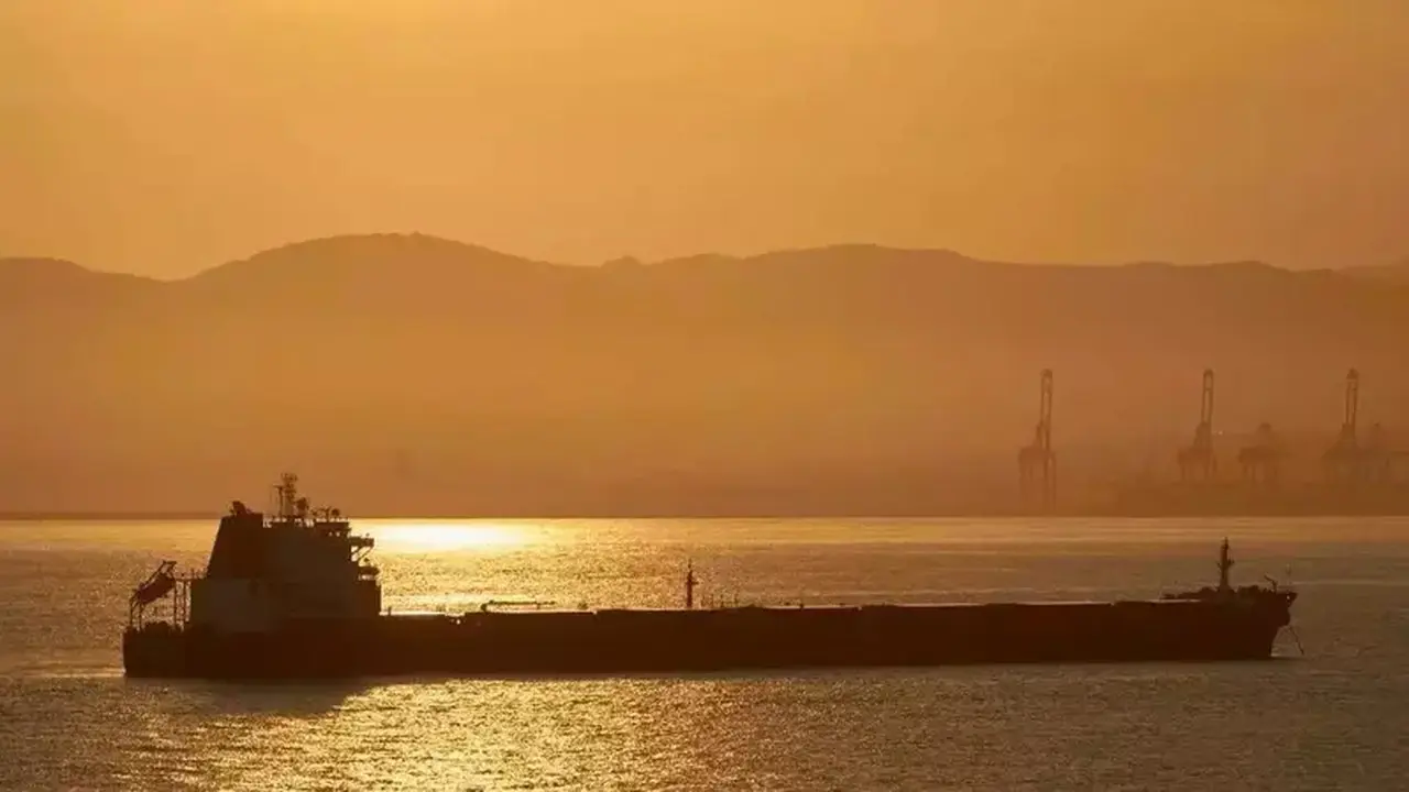 Kapal Tanker Diserang Proyektil Misterius di Selat Hormuz, Api Melalap Kapal