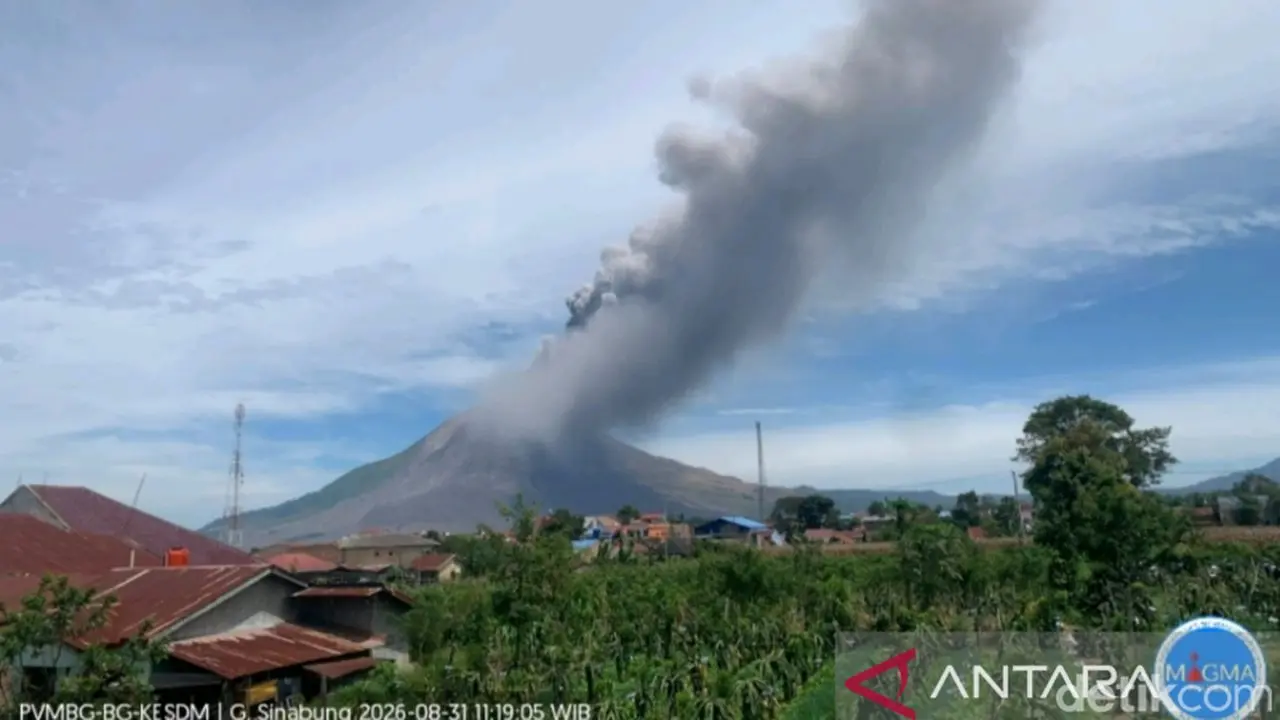 Kolom Abu Vulkanik Sinabung Capai 3,5 Km Pascabanjir Lahar Dingin