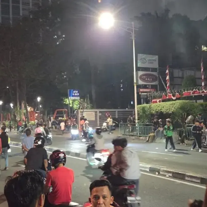 Massa Aksi Masih Berkumpul di KS Tubun dan Slipi, Polisi Lakukan Patroli