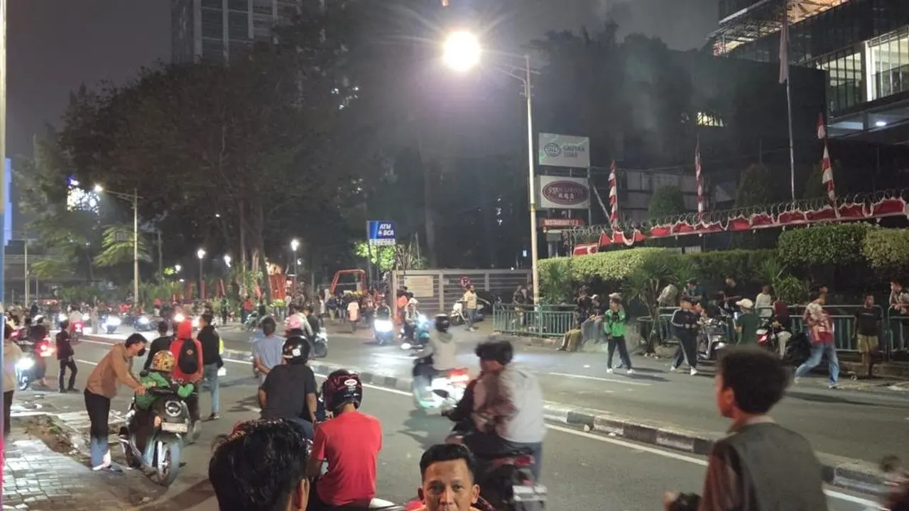 Massa Aksi Masih Berkumpul di KS Tubun dan Slipi, Polisi Lakukan Patroli