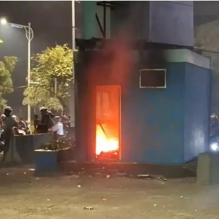 Massa Bakar Pos Polisi di Slipi, Situasi Jakarta Barat Memanas