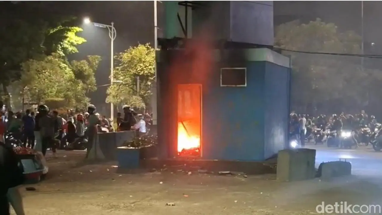 Massa Bakar Pos Polisi di Slipi, Situasi Jakarta Barat Memanas