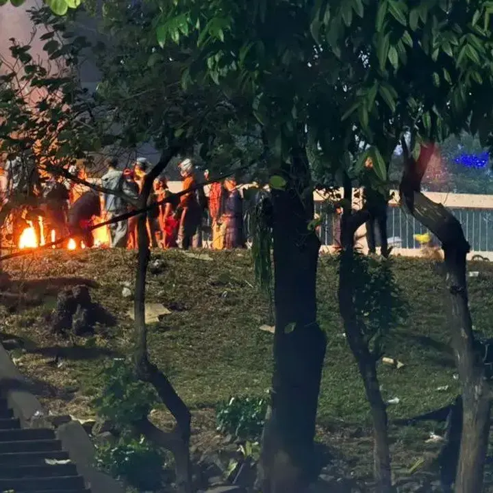 Massa Berkumpul di Pejompongan dan Palmerah, Motor Terbakar, KRL dan TransJ Terganggu