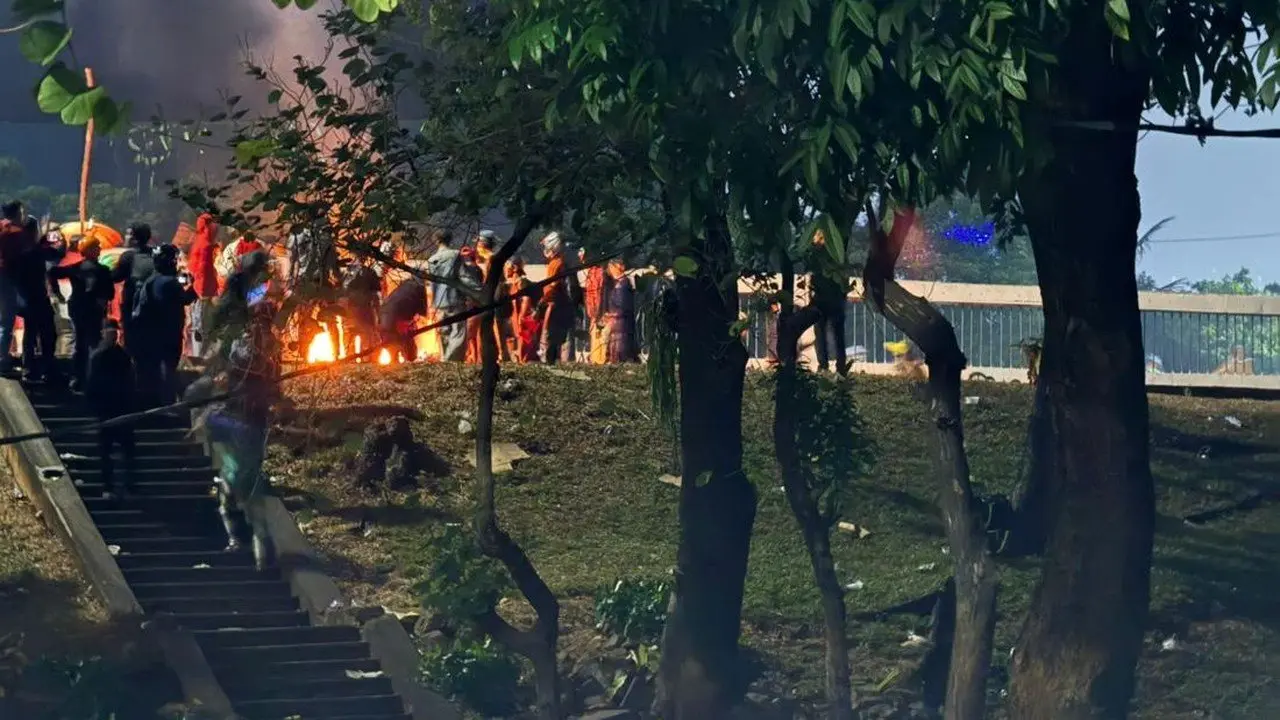 Massa Berkumpul di Pejompongan dan Palmerah, Motor Terbakar, KRL dan TransJ Terganggu