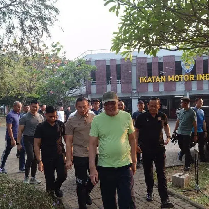 Menko Polhukam, Kapolda Metro, dan Pangdam Jaya Berolahraga Bersama di GBK