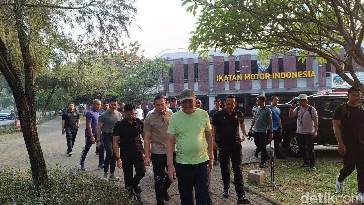 Menko Polhukam, Kapolda Metro, dan Pangdam Jaya Berolahraga Bersama di GBK