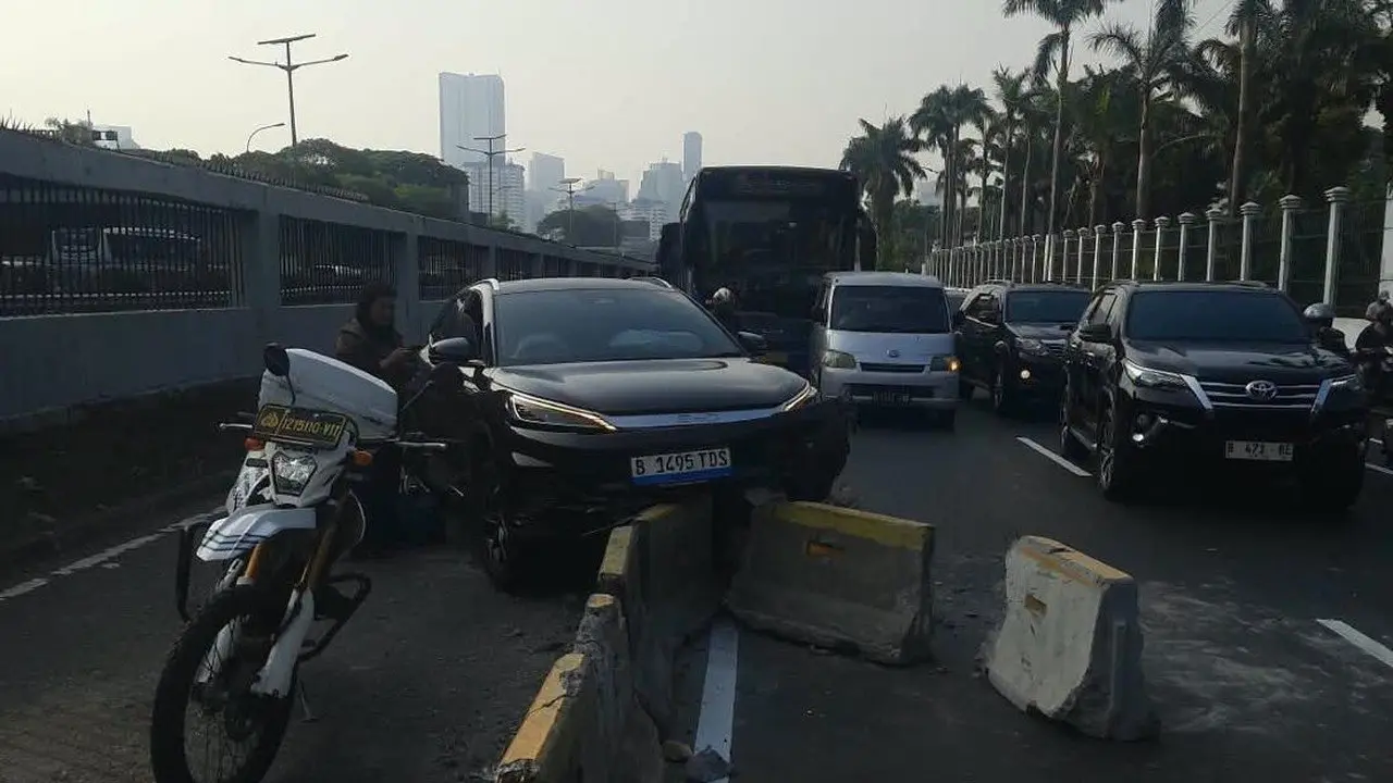 Mobil Listrik Tabrak Separator Busway di Depan DPR, Lalu Lintas Terganggu
