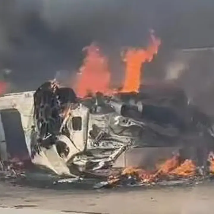 Mobil Subaru Terbakar Setelah Tabrak Truk di Tol Cinere-Serpong, Dua Orang Terluka
