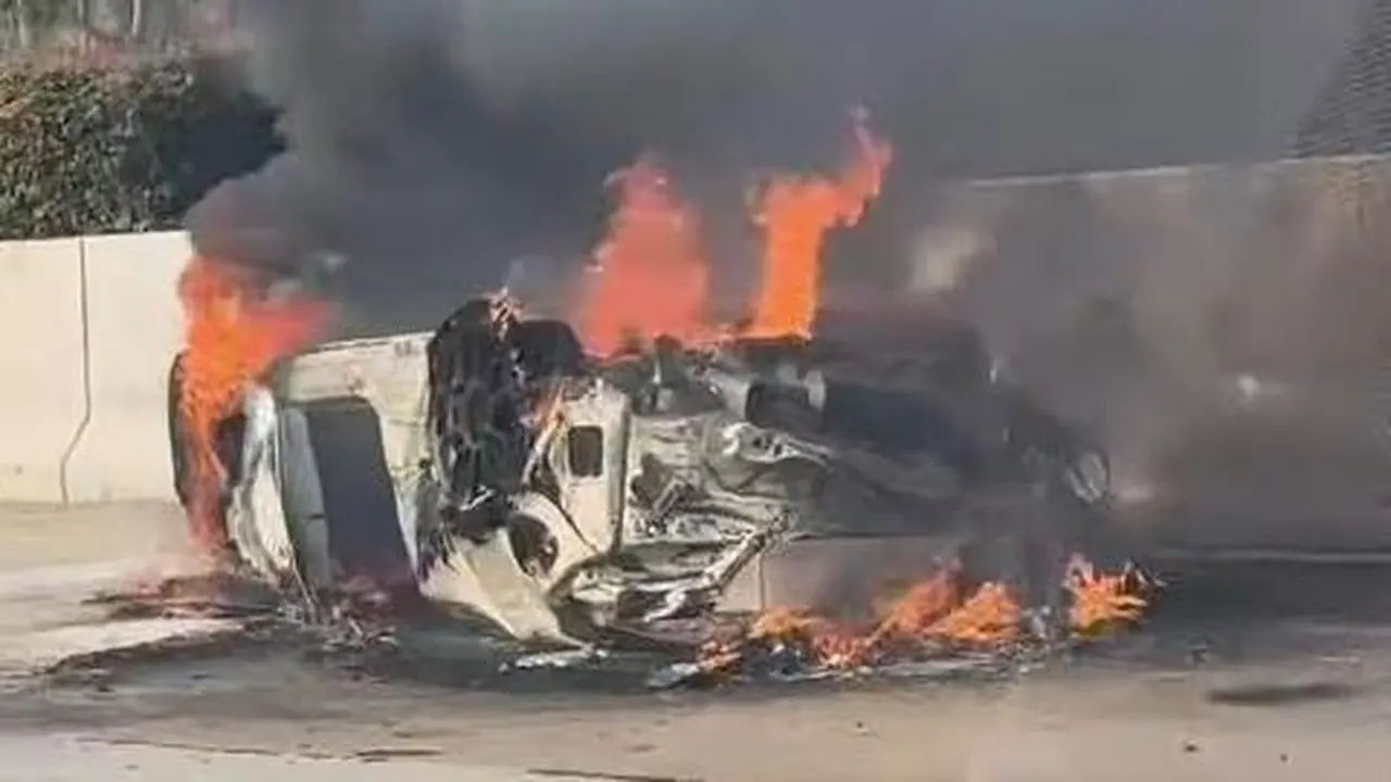Mobil Subaru Terbakar Setelah Tabrak Truk di Tol Cinere-Serpong, Dua Orang Terluka