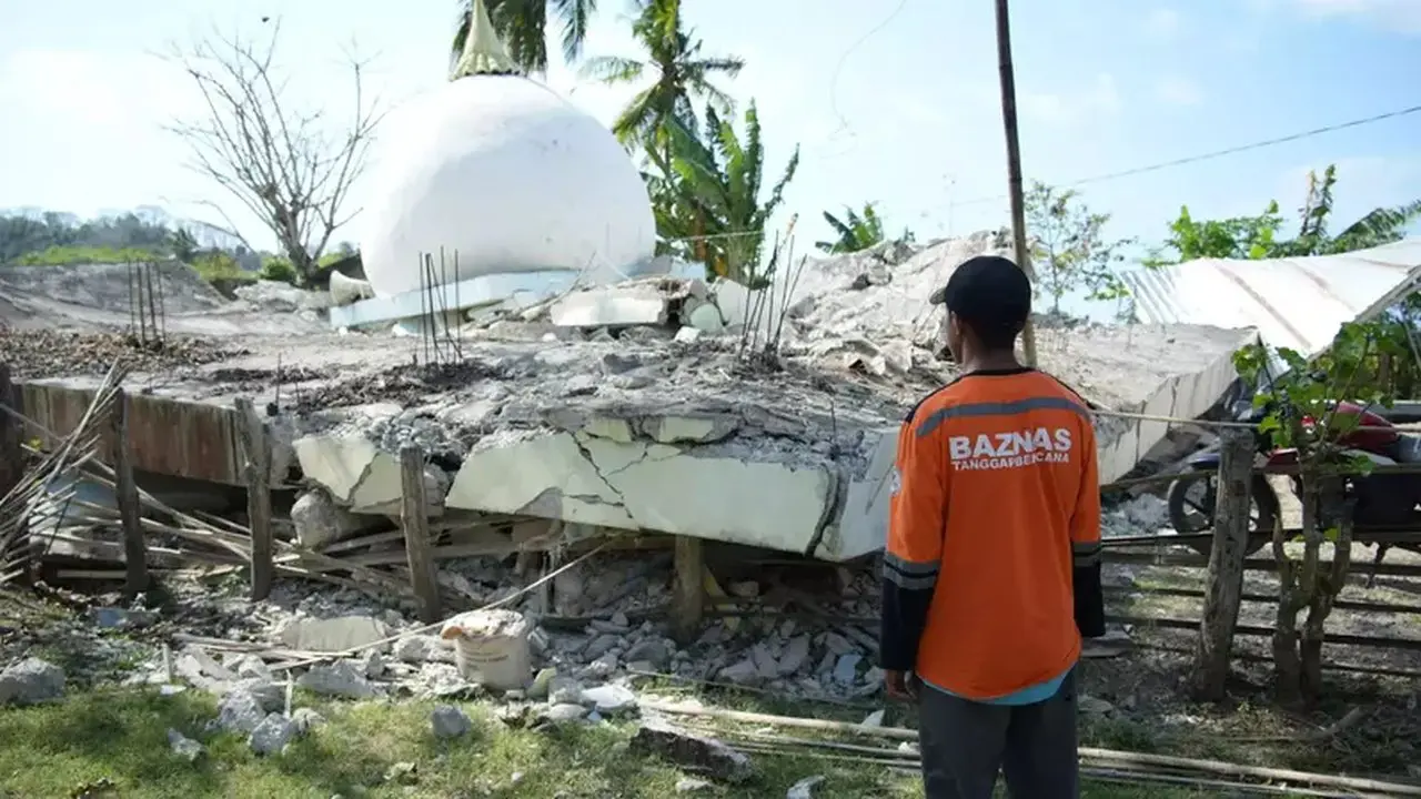 NTT Dihantam 9.765 Gempa Susulan, Ribuan Pengungsi Mulai Pulang
