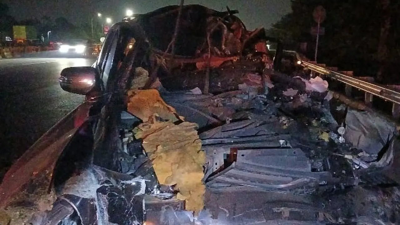 Pajero Ringsek Akibat Tabrak Truk Semen di Tol Jagorawi, Sopir Diduga Mengantuk