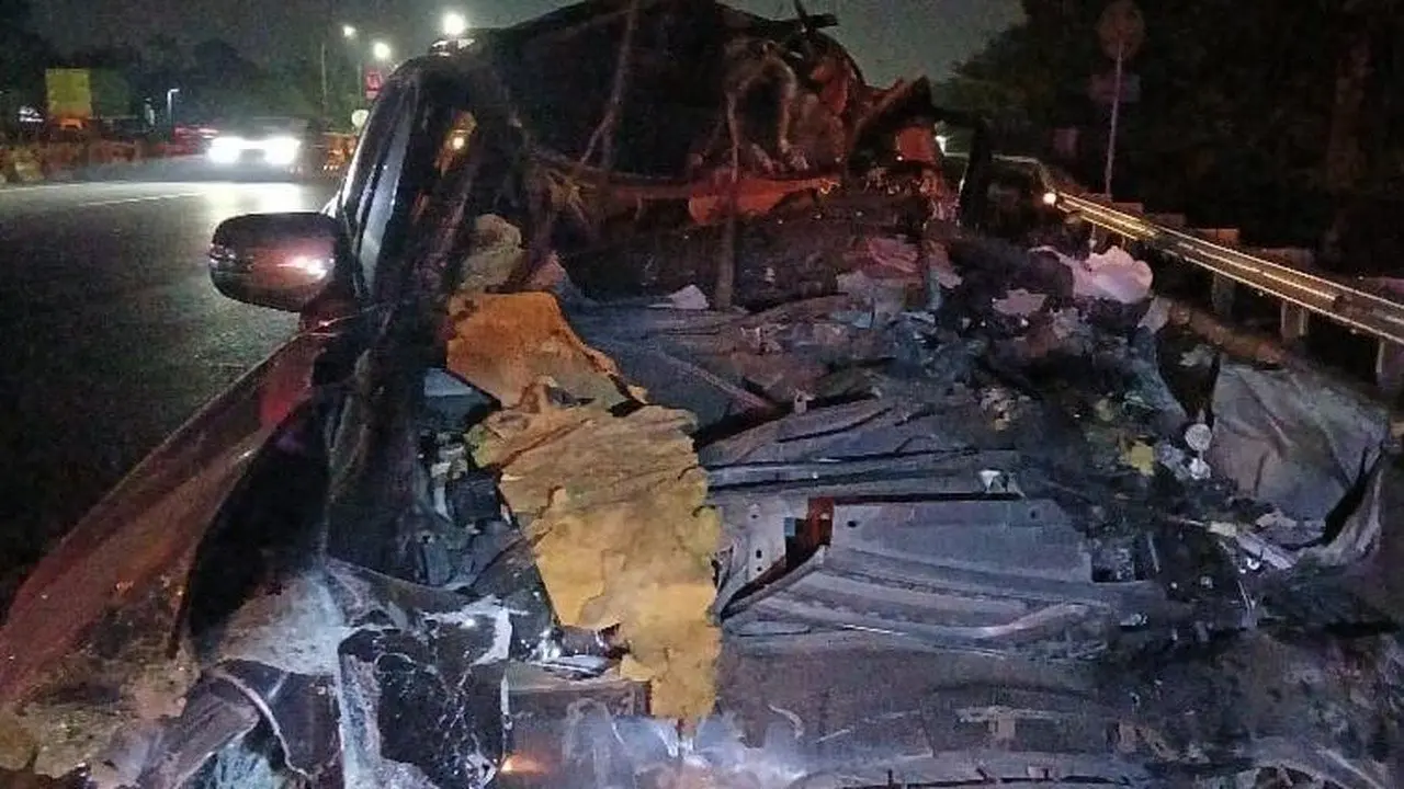 Pajero Ringsek Setelah Tabrak Truk di Tol Jagorawi, Pengemudi Selamat