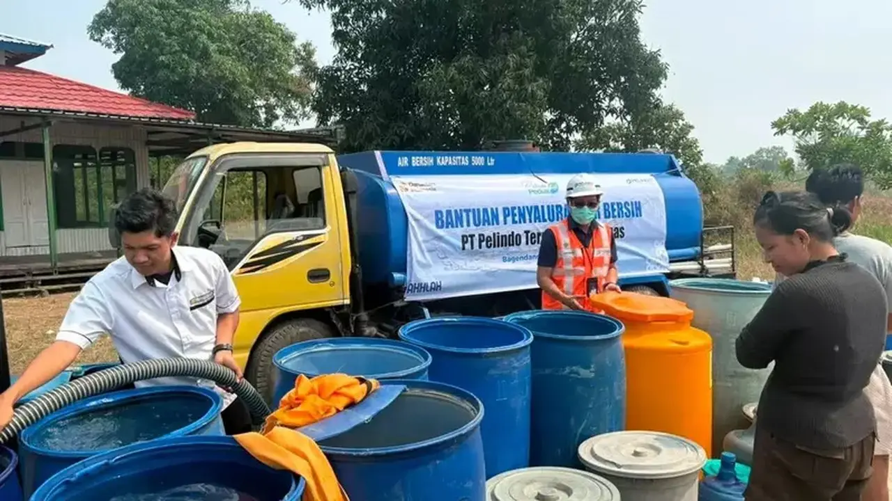Pelindo Bagikan Air Bersih dan Masker untuk Warga Terdampak Karhutla di Kotawaringin Timur