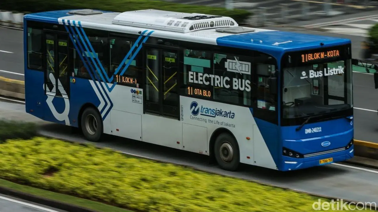 Penutupan Jalan DPR Sebabkan Pengalihan Sejumlah Rute Transjakarta