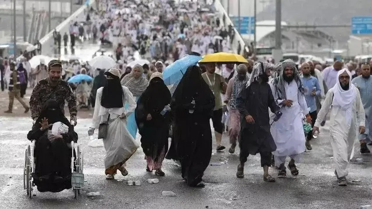 Petir Sambangi Menara Abraj Al-Bait di Mekkah, Arab Saudi Berlakukan Status Waspada Merah
