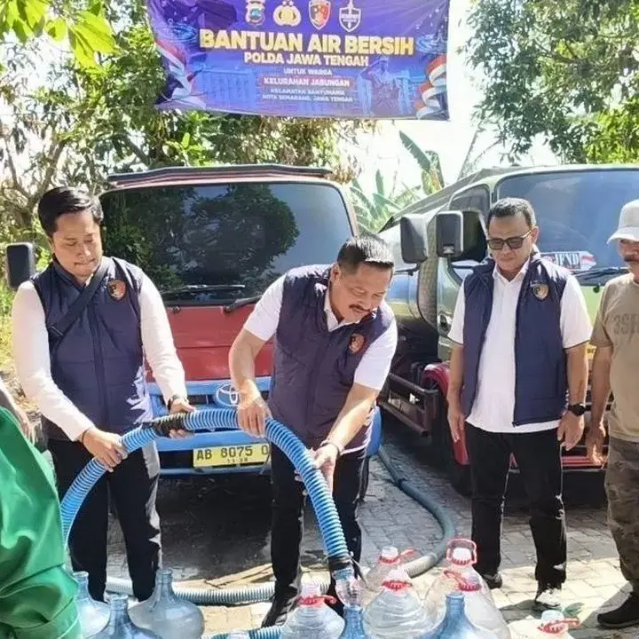 Polda Jateng Kirim 32.000 Liter Air Bersih ke Warga Jabungan Semarang