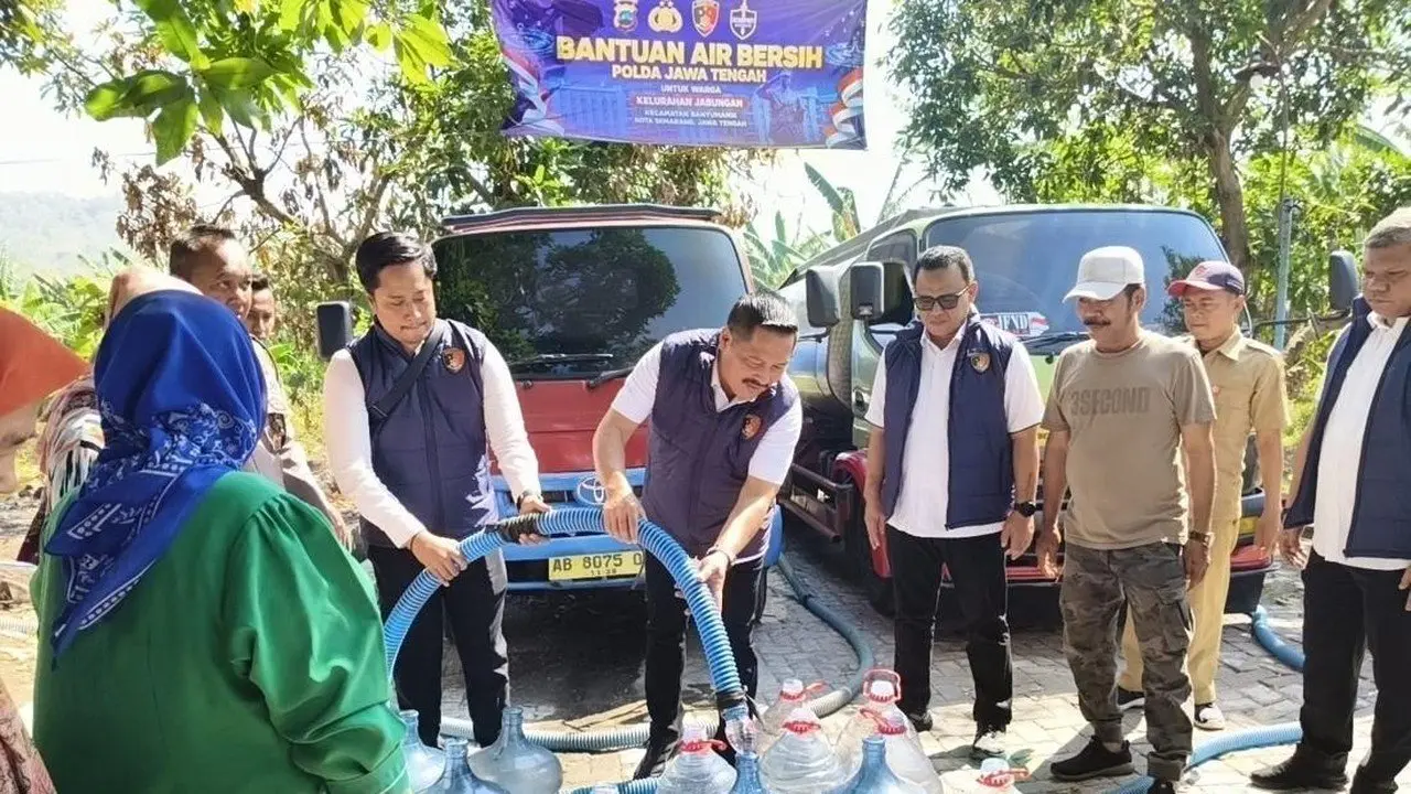 Polda Jateng Kirim 32.000 Liter Air Bersih ke Warga Jabungan Semarang