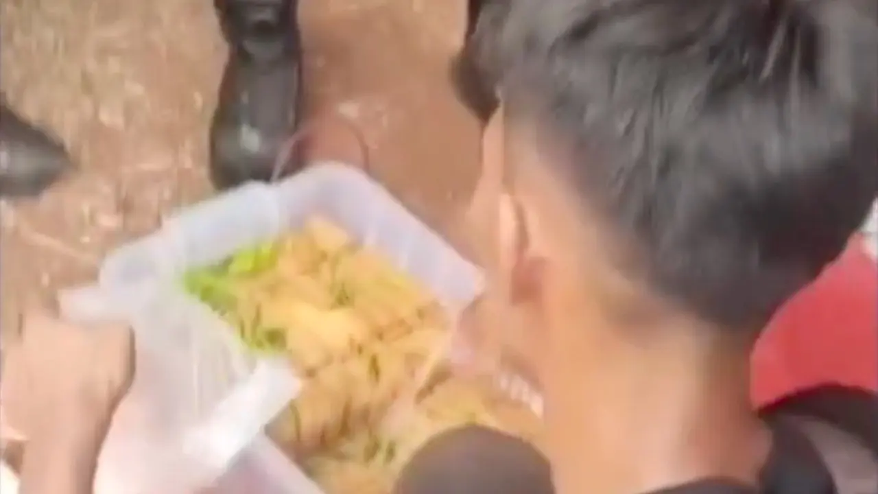 Polisi Bagikan Tahu ke Massa Aksi di DPR dalam Pengamanan Humanis