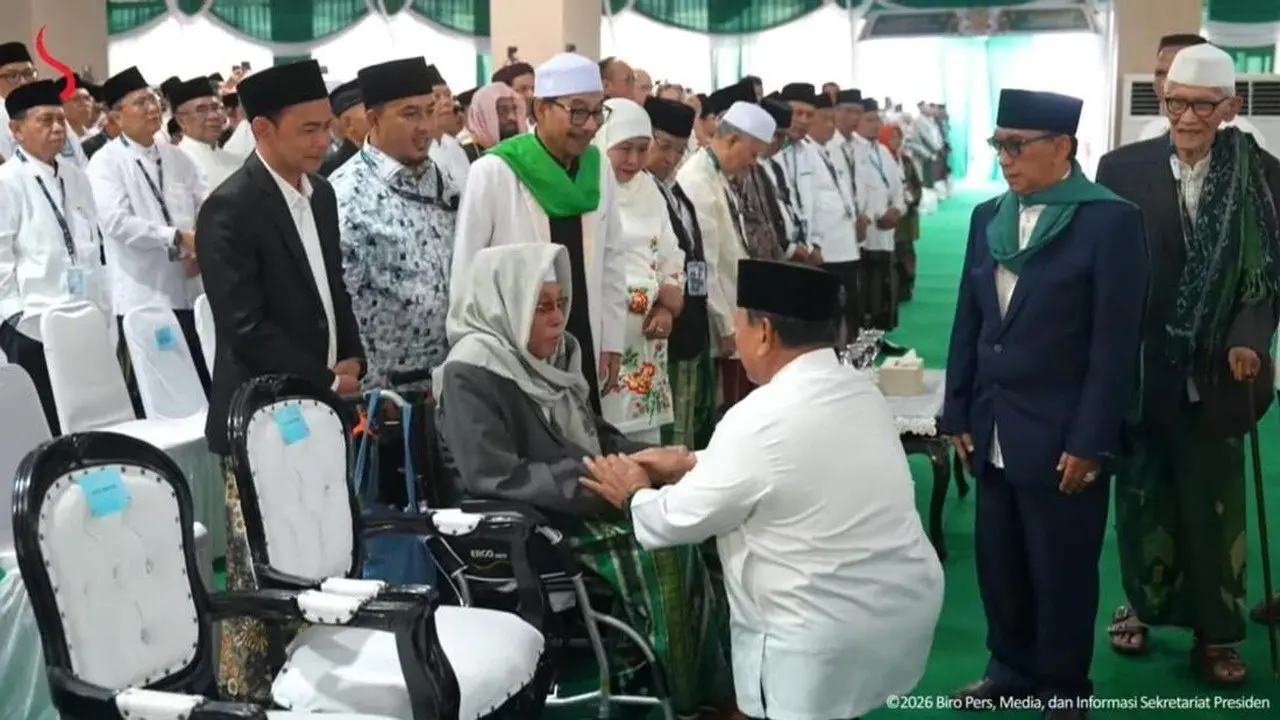 Prabowo Subianto Tunjukkan Sikap Takzim pada Ulama Sepuh di Muktamar NU Jombang