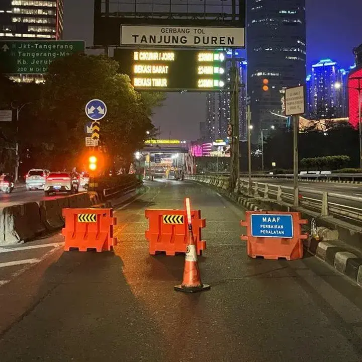 Ruas Tol Dalam Kota Ditutup Dini Hari, Massa Masih Berkumpul Dekat DPR