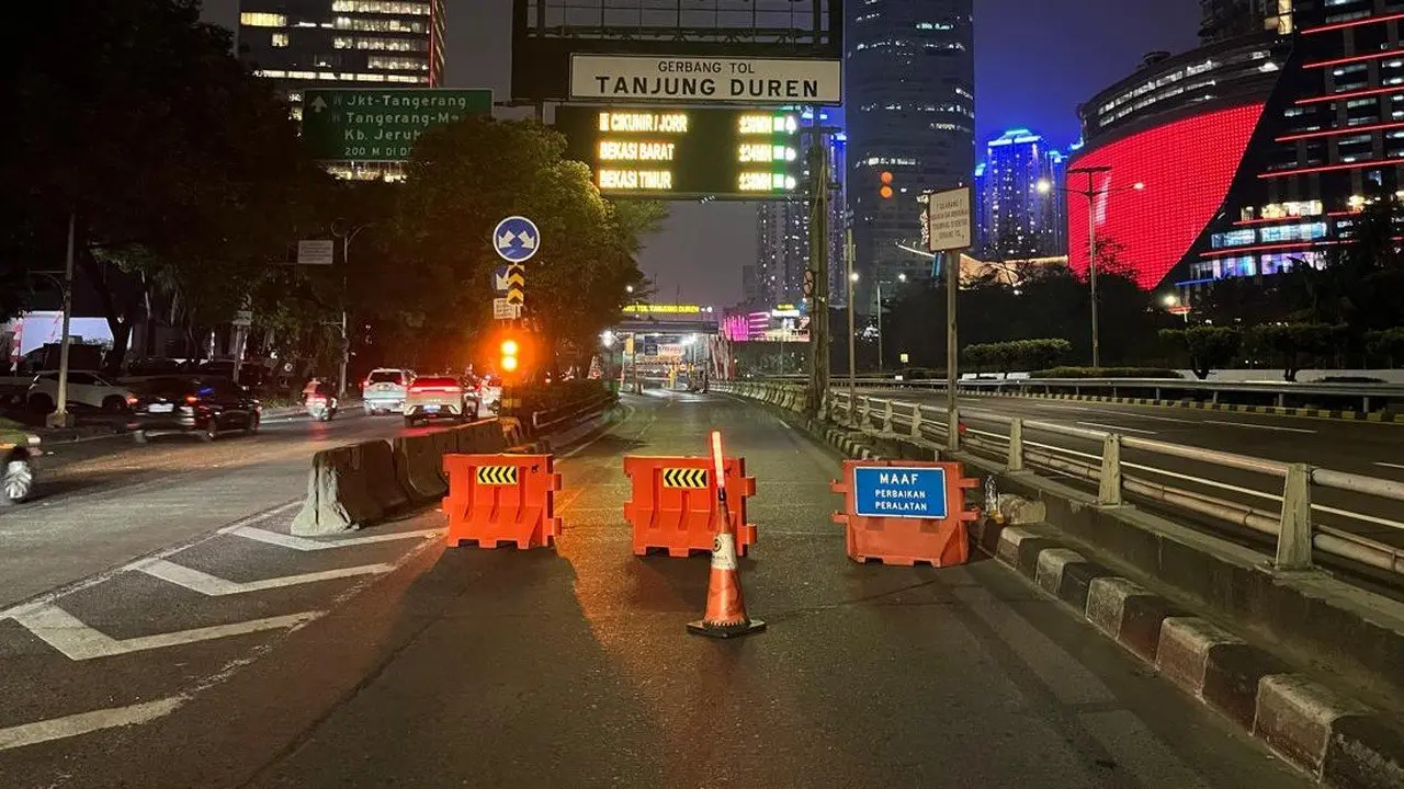 Ruas Tol Dalam Kota Ditutup Dini Hari, Massa Masih Berkumpul Dekat DPR