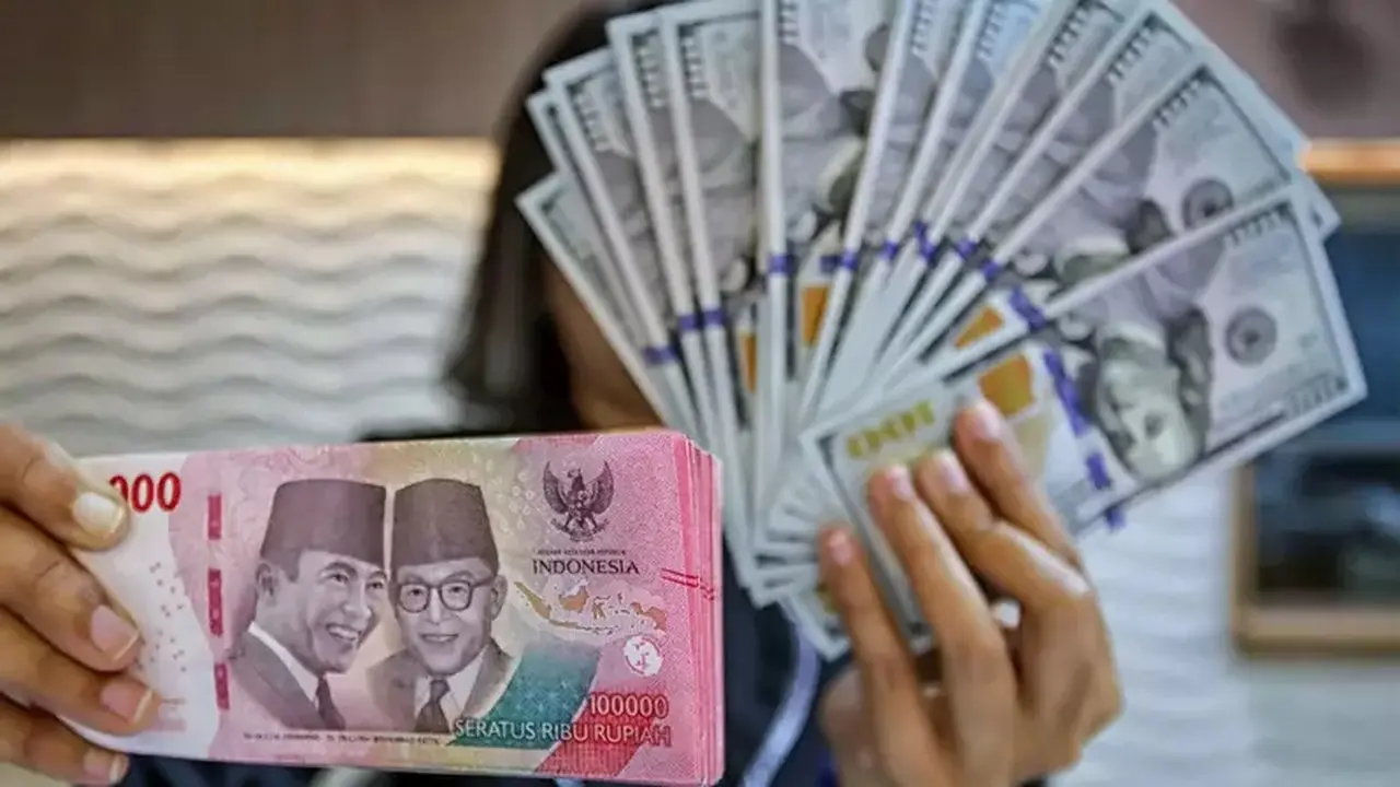 Rupiah Menguat di Akhir Pekan, Dipengaruhi Pengumuman Gubernur BI Baru